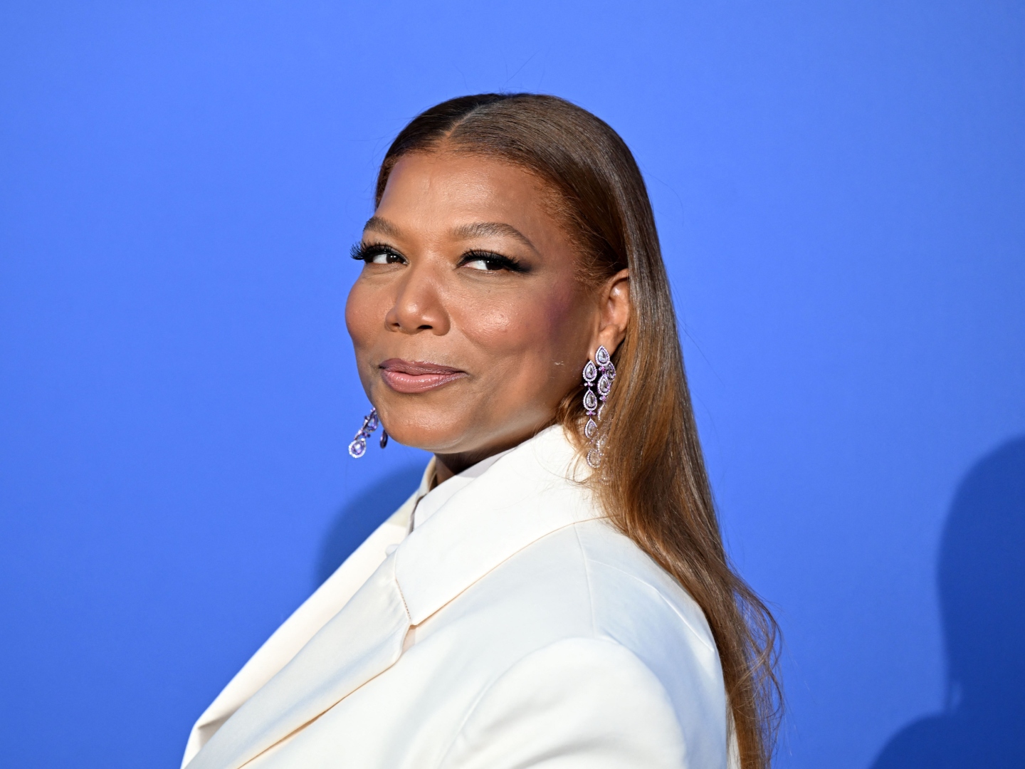 TOPSHOT - US rapper Queen Latifah arrives to attend the annual amfAR Cinema Against AIDS Cannes Gala at the Hotel du Cap-Eden-Roc in Cap d'Antibes, southern France, on the sidelines of the 76th Cannes Film Festival, on May 25, 2023. (Photo by Stefano Rellandini / AFP)